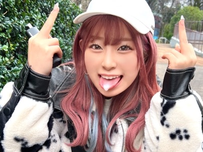 【ライブチャット女子の過激配信】『ダメ…見られてる…』クンニで愛液ダダ漏れ！正常位で激ピストンされ、顔射後に連続ハメでイキまくり♡