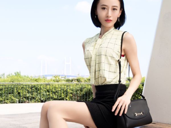 【性欲爆発！人妻の不倫SEX】『旦那じゃ満足できないの…』美熟女奥様が他人棒で火照るカラダを癒す！セックスレスで飢えたマ○コを手マンで責められ、大洪水！禁断の快楽に溺れる人妻の淫らな姿に興奮必至！