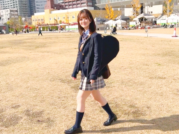 【制服娘のむっちりボディ】『気持ち良すぎる…』色白の激かわ素人がハメ撮りで大胆に！膣奥まで激しく突かれ、淫らなアクメ顔を晒す！！♡