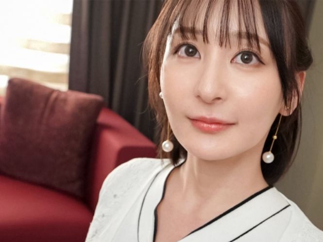 【三十路人妻の裏の顔】『夫には内緒で…』真面目そうな美熟女が、実はチ○ポに夢中！三十路の色気ムンムンなボディを武器に、夫以外の男を誘惑！愛する夫も、大好きなチ○ポも、両方手放せない欲張り人妻のエロすぎる本性！♡