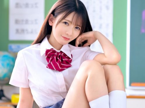 【制服JKの誘惑】からかい上手なクラスメイトが教室で大胆露出！エッチな挑発に我慢できず、制服姿のまま激しいセックスに没頭しちゃう♥