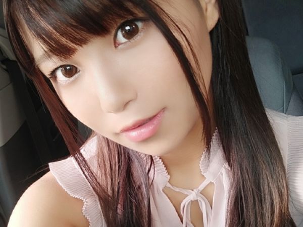 【車内乱交】地下駐車場でオナニーする淫乱痴女が男を誘惑！車内で濃厚セックス開始！互いの体を貪り合い、激しく絡みつくカーセックスで絶頂！肉欲のままに快楽をむさぼる！♥