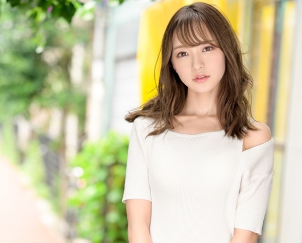 【スレンダーお姉さんの甘い誘惑】『もっと気持ちよくしてあげる…』美ボディお姉さんが素人男性宅で大胆プレイ！ 恋人気分で甘いキスから始まり、濃厚な生ファックで悶えイキ！ 素人男性もメロメロになるエロさに注目！♡