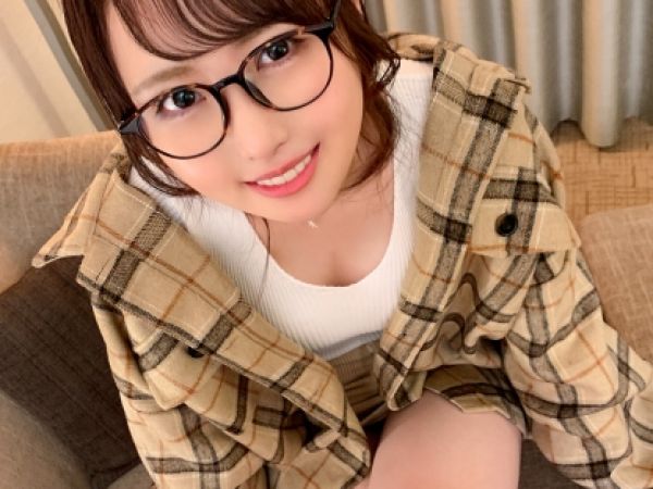 【裏切り浮気SEX】色白美肌のパイパン眼鏡女子が、彼氏以外の男と禁断のハメ撮り！♡ 激しく突かれて感じまくり、最後は中出しまで許しちゃう！！