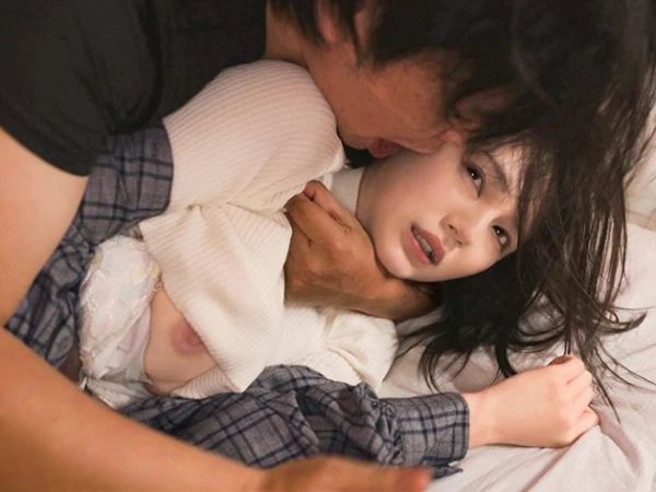 【巨乳美少女の悲劇】「彼氏いるのに…やめて…」弱みを握られたバイト先の同僚に、巨乳美少女がイラマチオで犯される！抵抗しても無駄と知りながら、涙目でのけぞる姿が逆にそそる…。